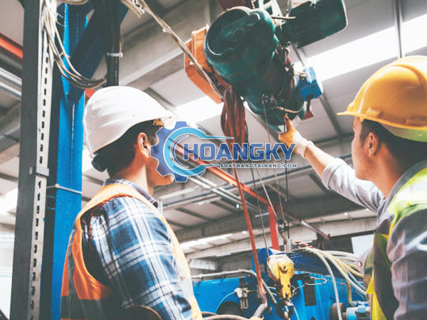 Thợ sửa cầu trục Dĩ An