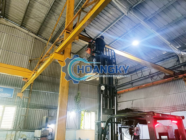 Thợ sửa cầu trục Nhơn Trạch